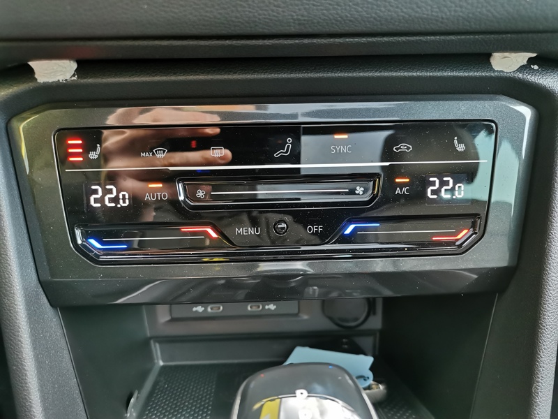 Image Volkswagen TIGUAN R-Line Exclusive 4Motion 2.0 TDI 200 ch DSG7 Cuir électrique à mémoire chauffant Volant chauffant To