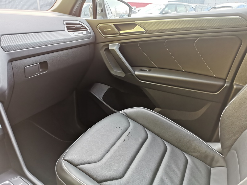 Image Volkswagen TIGUAN R-Line Exclusive 4Motion 2.0 TDI 200 ch DSG7 Cuir électrique à mémoire chauffant Volant chauffant To