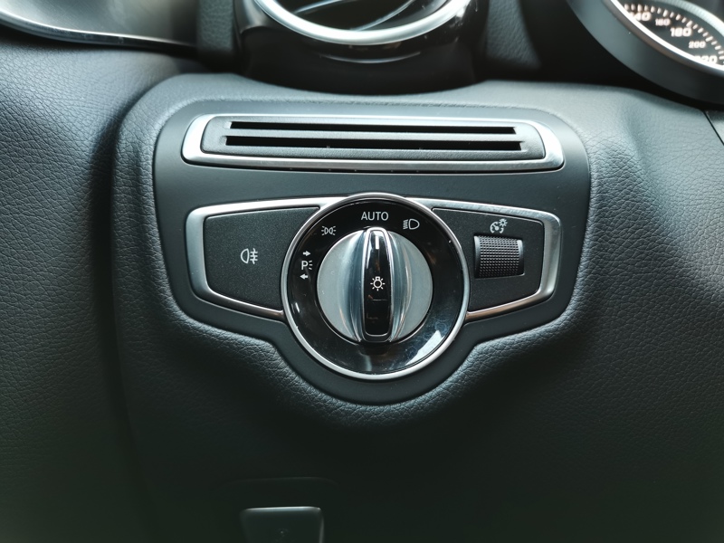 Image Mercedes-Benz CLASSE C BERLINE 220 d BVA 170 ch  Siège électrique à mémoire Bluetooth Gps Feux auto Radar de stationnement  