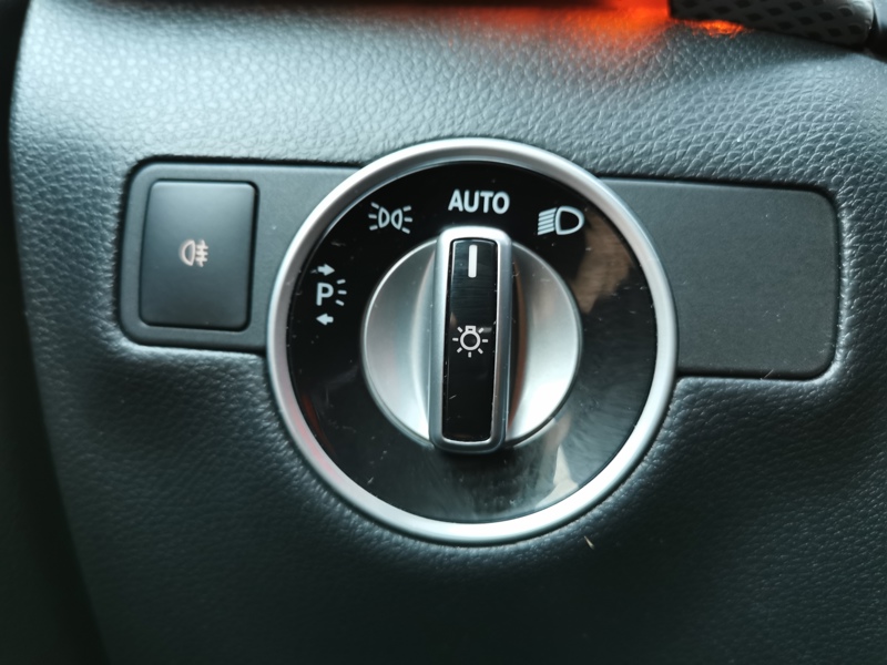 Image Mercedes-Benz CLASSE B 180 d Urban 110 ch BVA Gps Bluetooth Caméra Clim Bi-zone Feux auto 