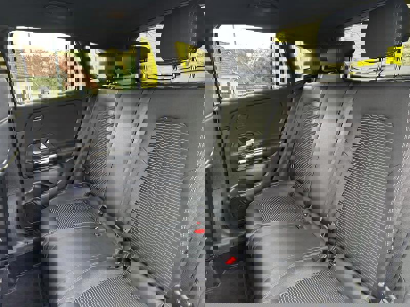 Image Mercedes-Benz GLA 200D PROGRESSIVE LINE 150 CV BVA8 ECLAIRAGE D'AMBIANCE   APPLE CARPLAY PACK SPORT BLACK   CAMERA DE RECUL 