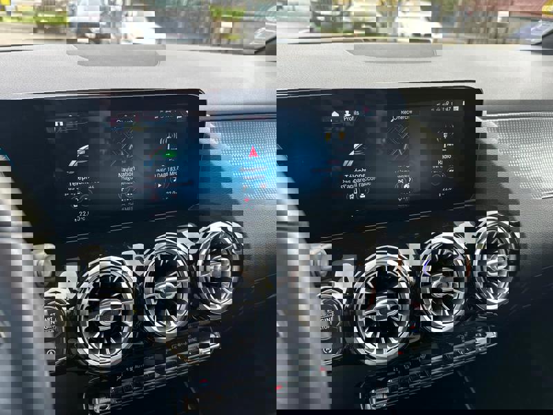 Image Mercedes-Benz GLA 200D PROGRESSIVE LINE 150 CV BVA8 ECLAIRAGE D'AMBIANCE   APPLE CARPLAY PACK SPORT BLACK   CAMERA DE RECUL 