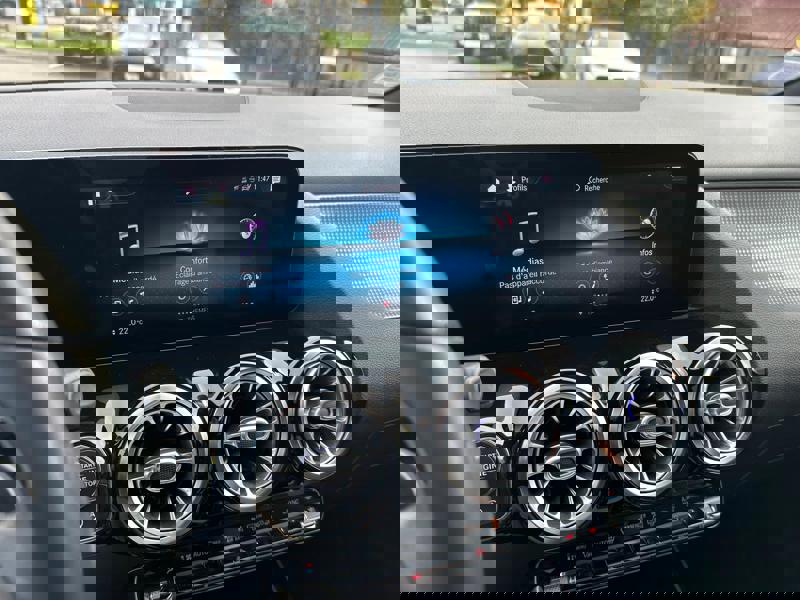 Image Mercedes-Benz GLA 200D PROGRESSIVE LINE 150 CV BVA8 ECLAIRAGE D'AMBIANCE   APPLE CARPLAY PACK SPORT BLACK   CAMERA DE RECUL 