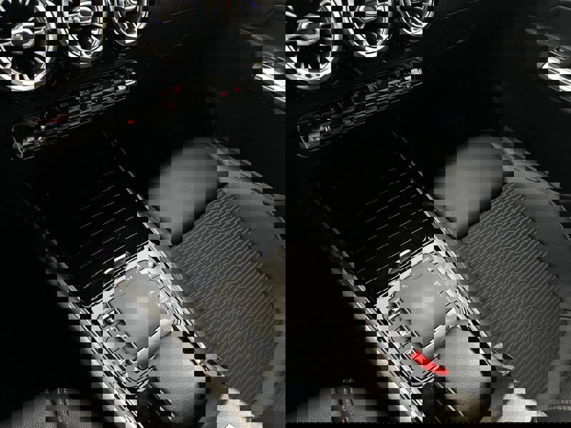 Image Mercedes-Benz GLA 200D PROGRESSIVE LINE 150 CV BVA8 ECLAIRAGE D'AMBIANCE   APPLE CARPLAY PACK SPORT BLACK   CAMERA DE RECUL 