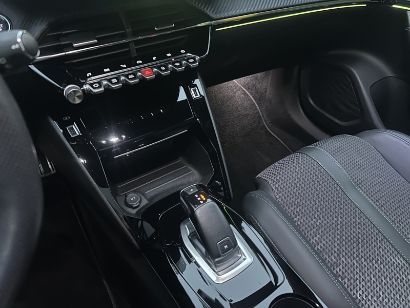 Image Peugeot 2008 GT 1.2  131CH  EAT8 PACK DRIVE ASSIST + TOIT PANORAMIQUE