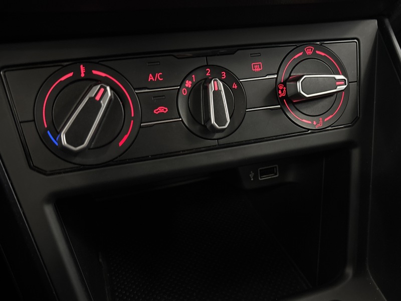 Image Volkswagen POLO VI 1.0 TSI 95 Business GPS Radar Régul Clim  Gtie 1 an 